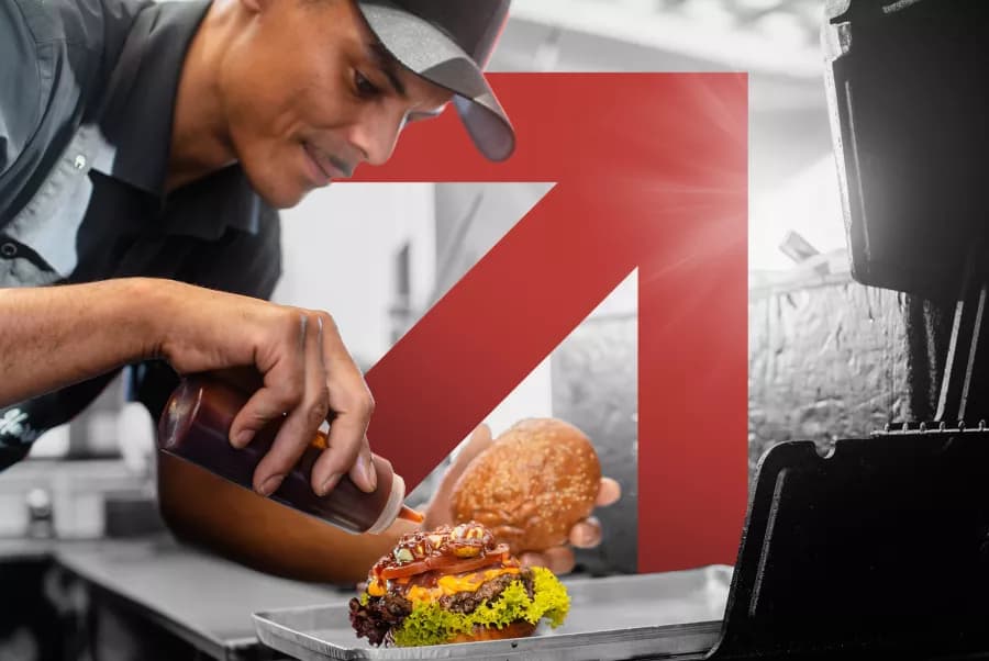 Entrepreneur cuisinant un burger premium